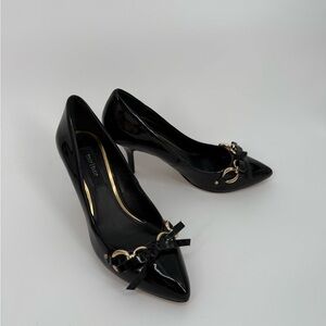 White House Black Market Black Heels with Bow and Gold Chain Detail Size 9M